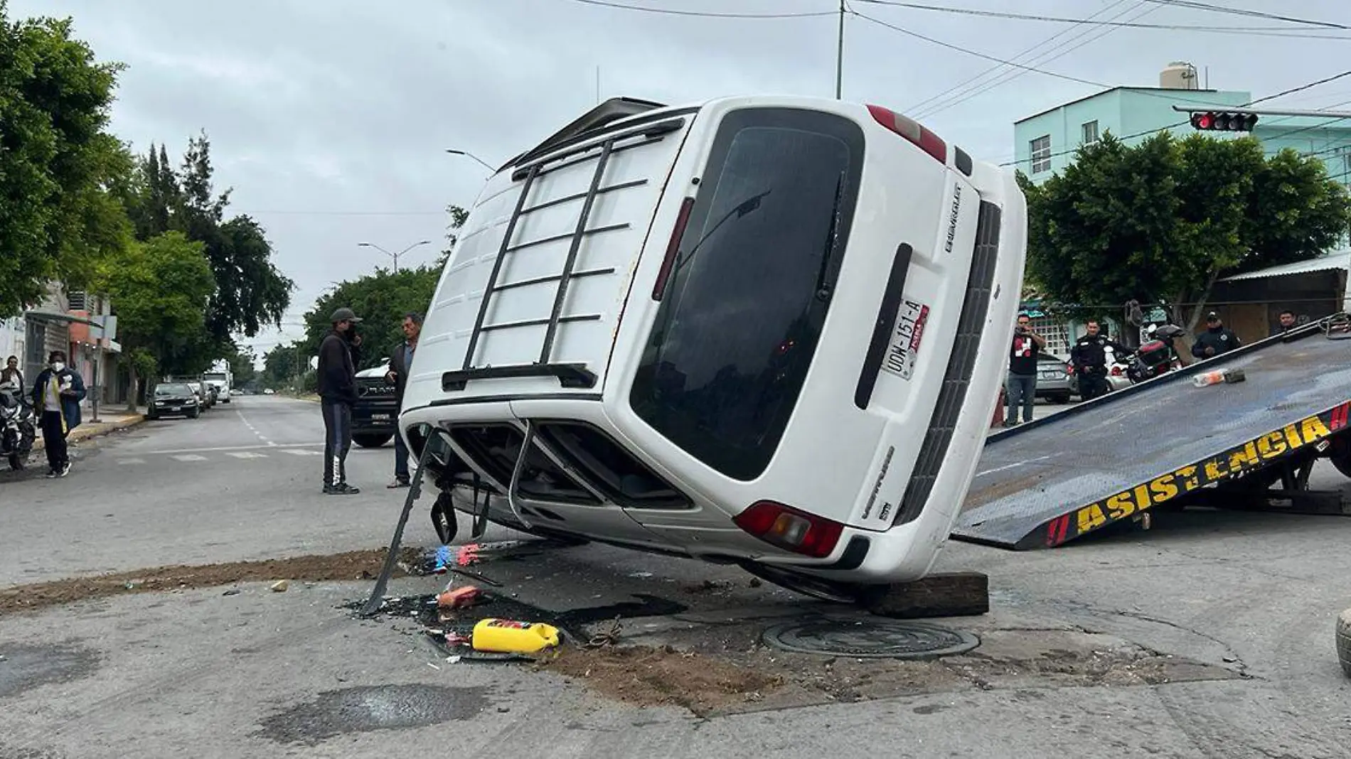 Daños materiales por varios miles de pesos dejó un aparatoso accidente entre un vehículo y una camioneta particular